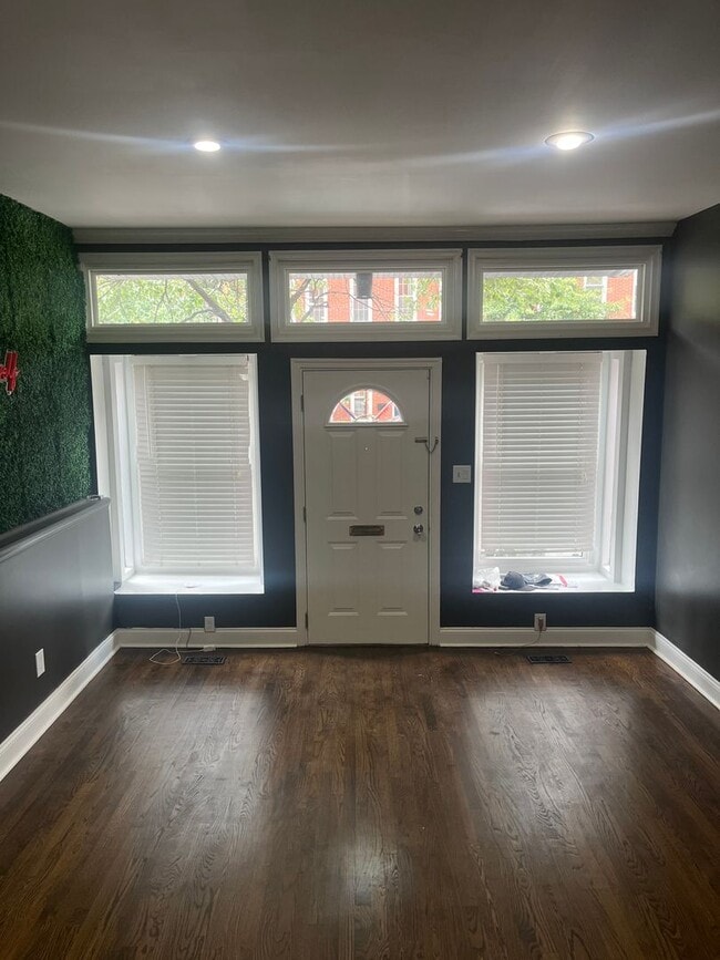 Building Photo - Newly Renovated 1 Bedroom, 1 Bath Apartmen...