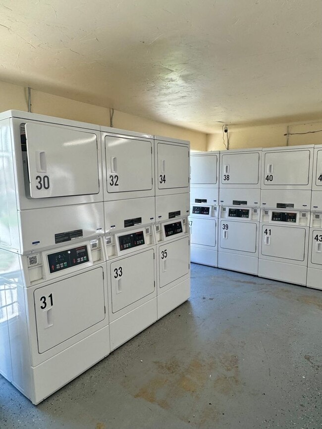 Building Photo - Spacious Upstairs Two-Bedroom 1 & 1/2 Bath...