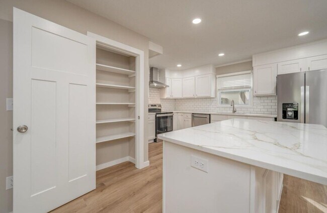 Building Photo - 222 Live Oak Ln
