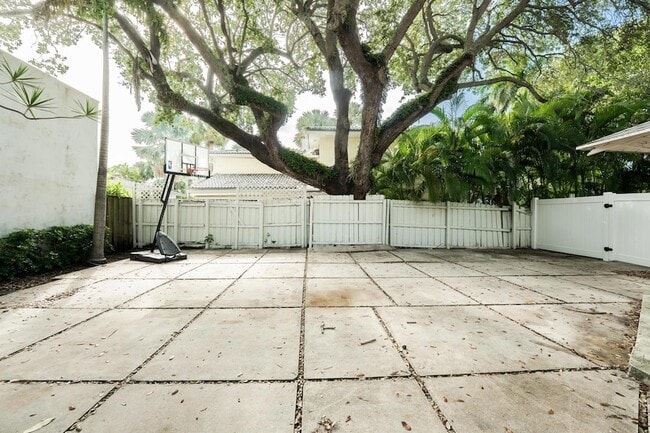 Building Photo - 700 E Palmetto Park Rd