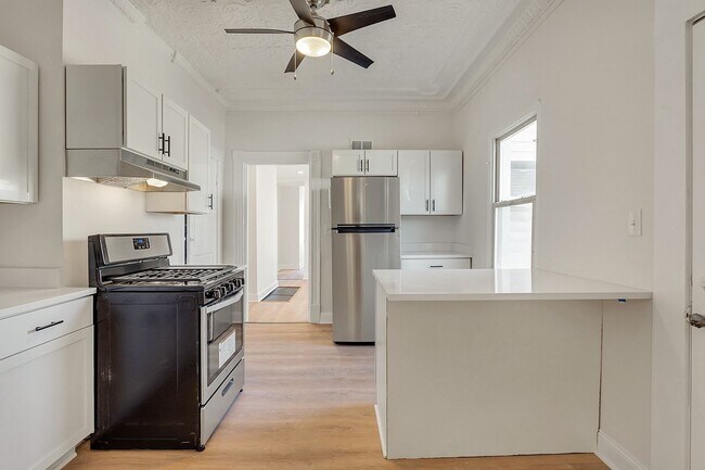 Building Photo - Updated 2 Bed, 1.5 Bath Home in Bloomfield...