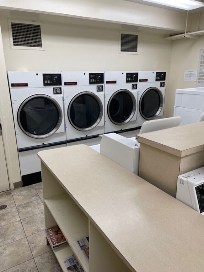 Building Photo - Studio w/ parking -Views of Diamond Head- Electricity Included