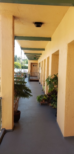 Building Photo - 725 N Western Ave