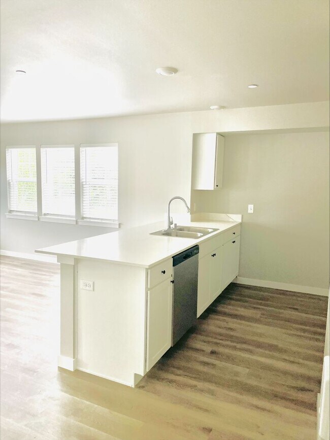 Building Photo - $1,000 Off 1st Month's Rent! 3 Bedroom, 1.5 Bathroom in Barkley Neighborhood!