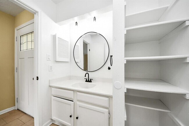 Building Photo - 2614 Village Cir Dr