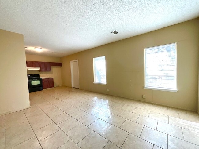 Building Photo - **APPLICATION RECEIVED** AVAILABLE NOW! 2 Bedroom / 1 Bath Home Near Randolph AFB!