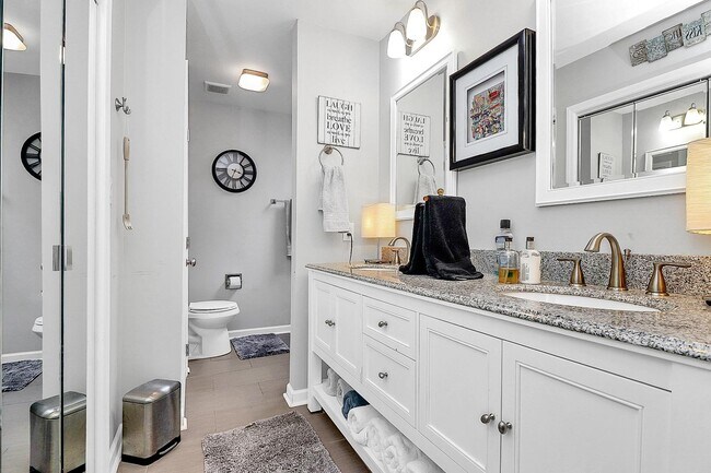 Building Photo - 9252 N Vicksburg Park Ct