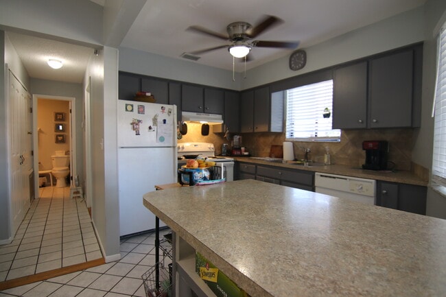 Building Photo - 1819 Foxhall Cir