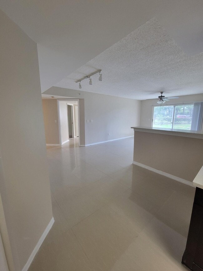 Building Photo - 1400 Crestwood Ct S