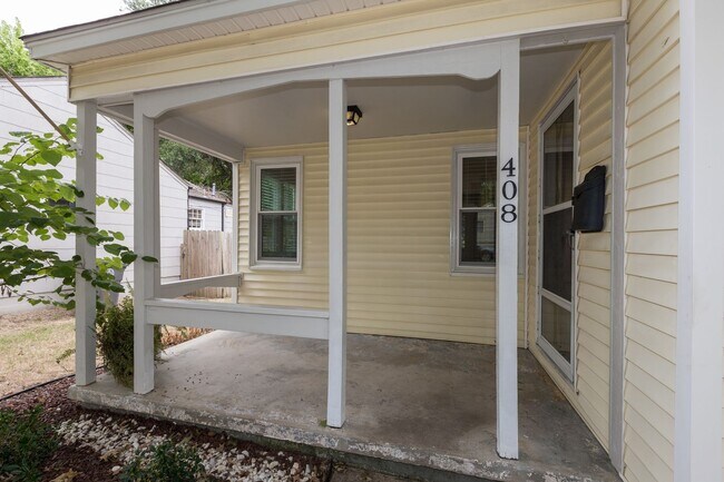 Building Photo - Beautiful 2 Bedroom, 1 Bath Home Coming Soon!