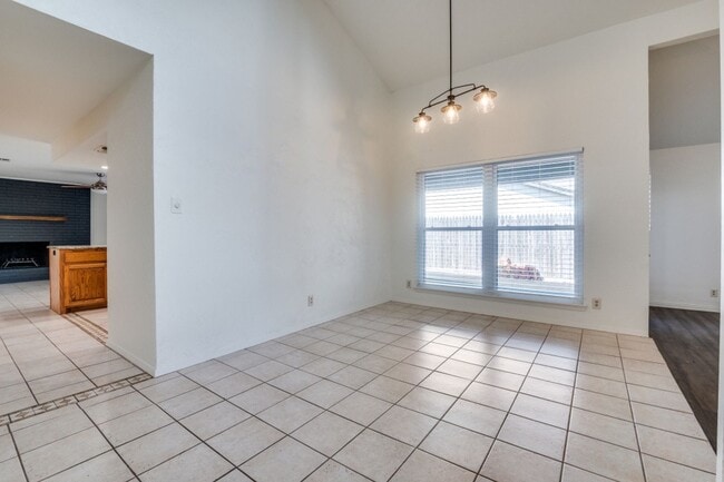 Building Photo - ***2 WEEKS FREE RENT WITH MOVE IN ON OR BE...