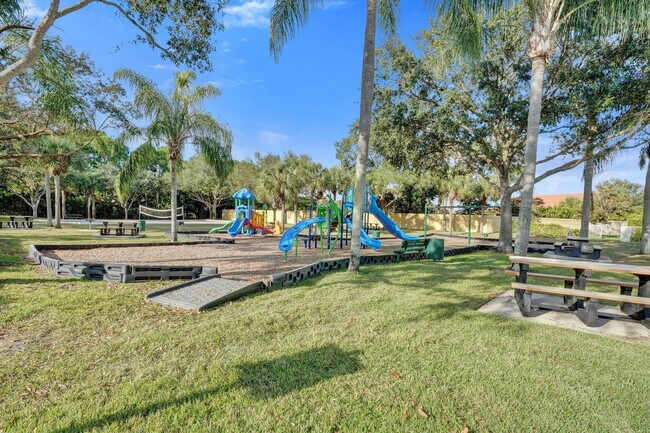 Building Photo - 118 NW Pleasant Grove Way