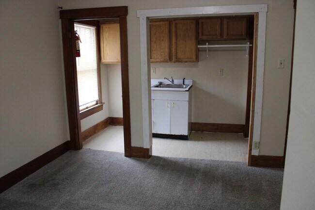 Building Photo - House for rent! 2 kitchens 3 Baths! Close ...