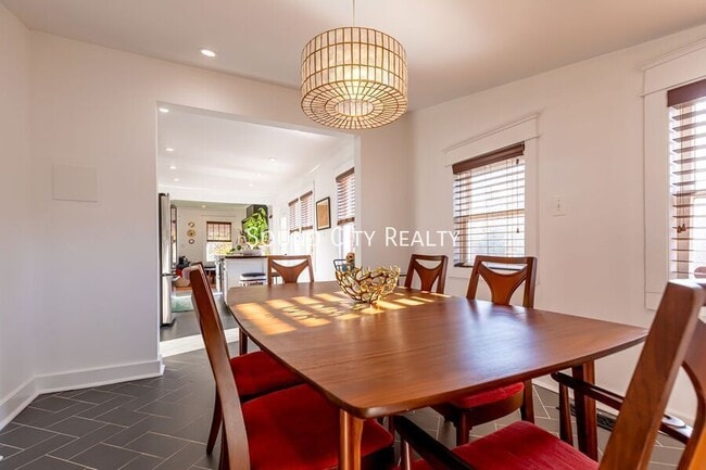 Building Photo - 310 S 7th St