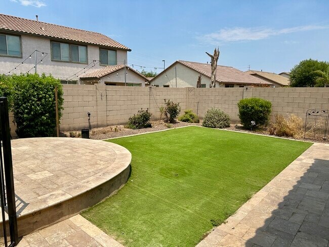 Building Photo - Gorgeous Layton Lakes with pool!