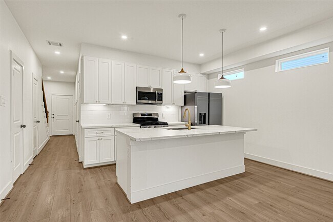 Building Photo - 1405 E 33rd St