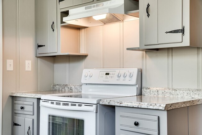 Building Photo - 1010 Carolyn Ave