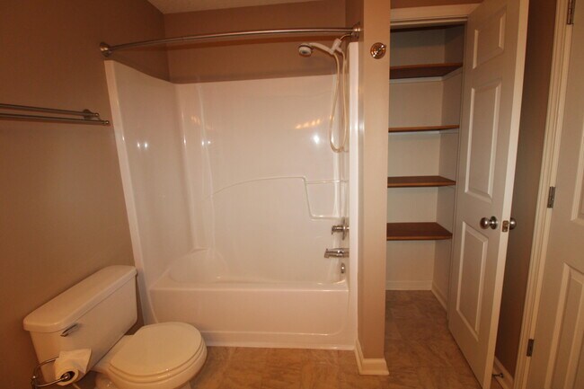 Building Photo - 2105 Hobbit Way