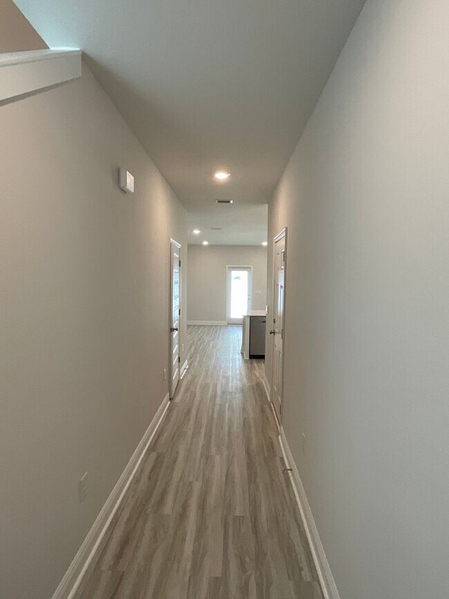 Building Photo - Spacious 3-Bedroom Townhouse
