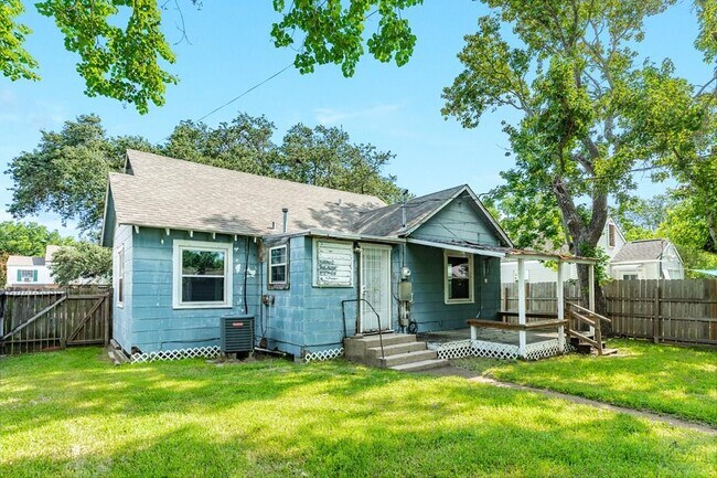 Building Photo - 405 13th Ave N