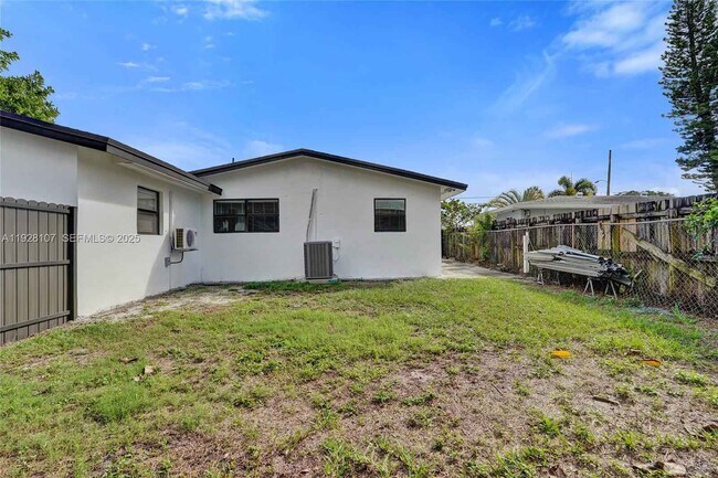 Building Photo - 1960 SW 68th Way