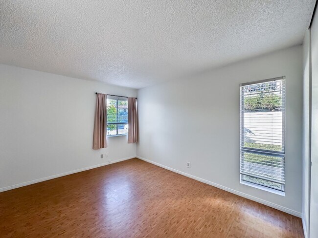 Building Photo - Bright single level 2 bed 1 bath Condo