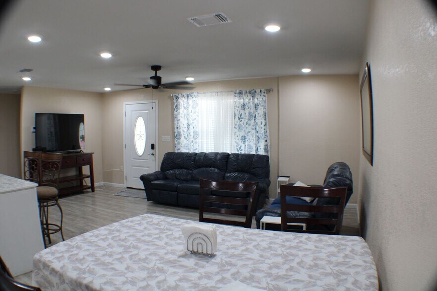 Building Photo - 1141 Katy St