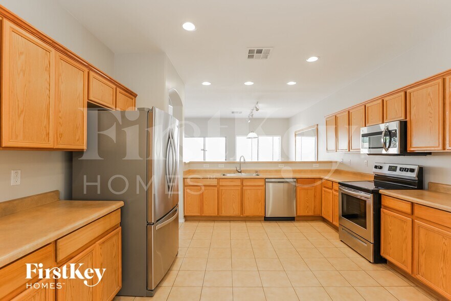 Building Photo - 7803 S 5th Dr