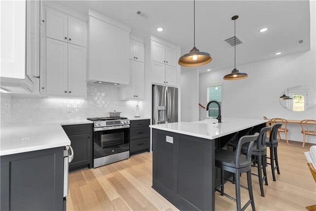 Building Photo - 2047 E Little Crew Dr