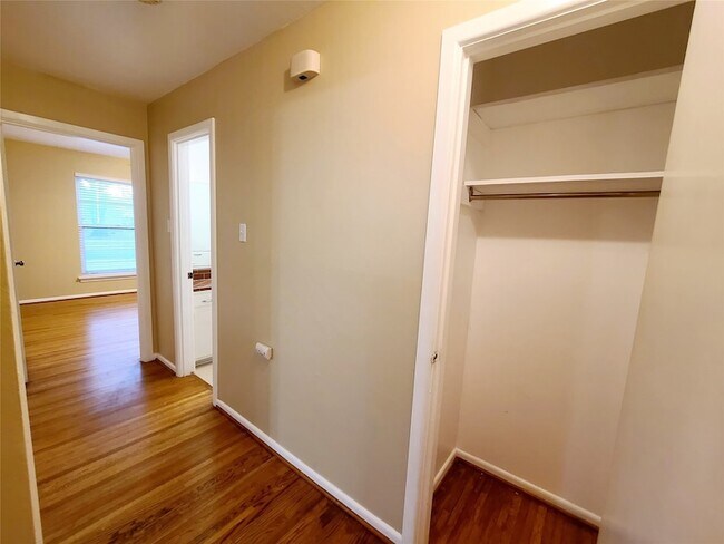 Building Photo - 1830 Viewcrest Dr