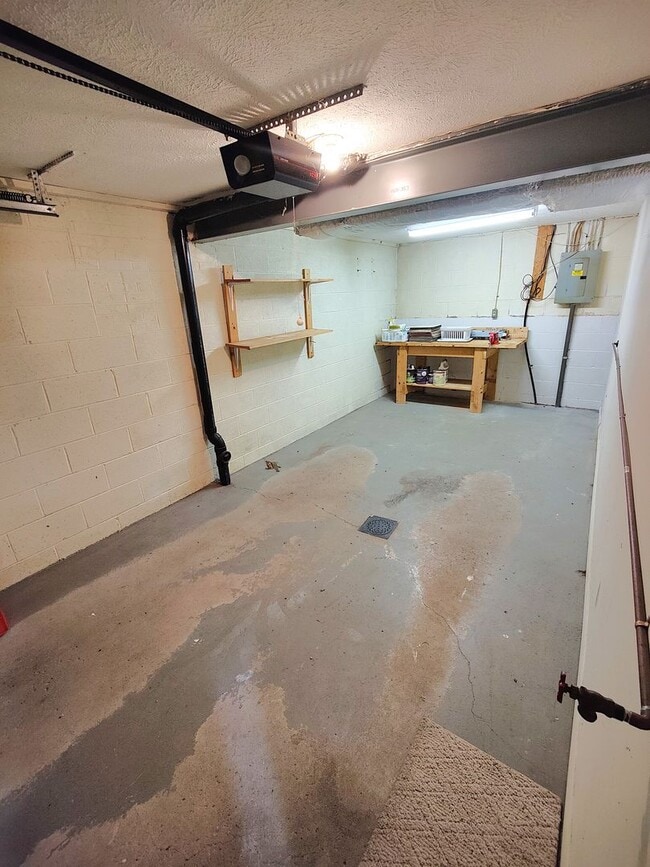 Building Photo - *Spacious & Conveniently Located 3BD/2.5BA Townhouse Available in Bethel Park*