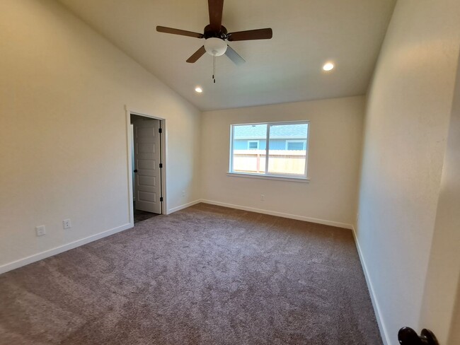 Building Photo - 2022 Construction 3 Bed, 2 Bath Close to D...