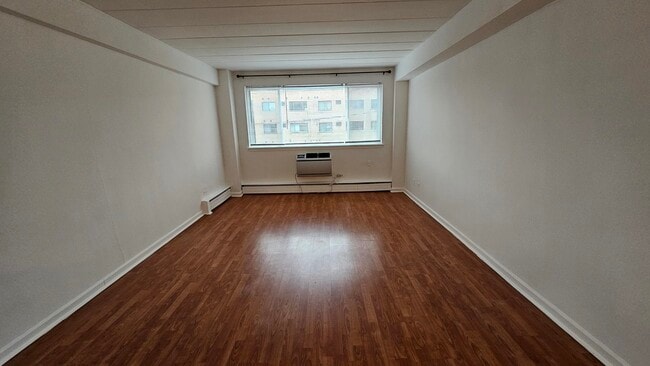 Building Photo - 5906 N Sheridan Rd
