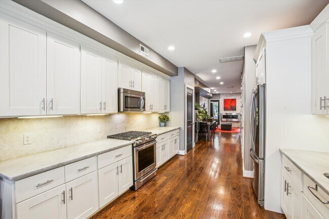 Building Photo - 2 BED PLUS DEN!!! * Fully Furnished and Fa...
