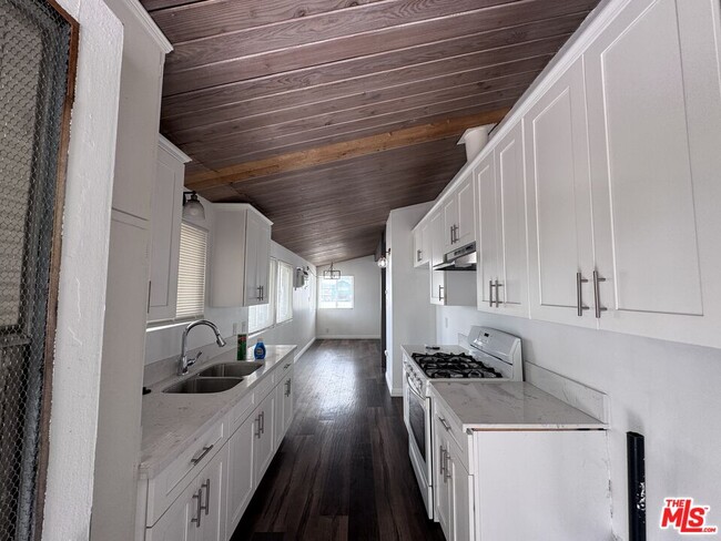 Building Photo - 4419 W Rosecrans Ave