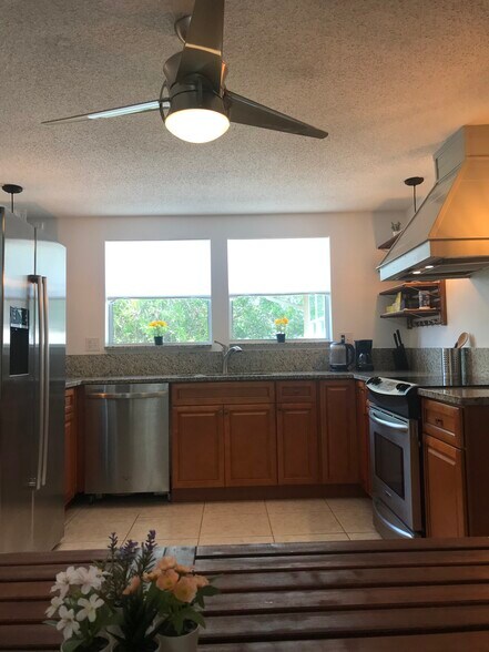 Modern fully equipped kitchen warmer on the bottom. - 2440 Manasota Beach Rd