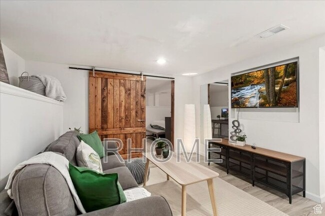 Building Photo - 648 East Pl