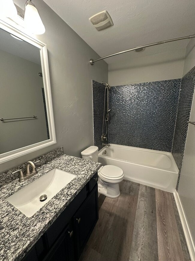 Building Photo - 3 Weeks Rent FREE! Modern 3 Bed 2.5 Bath T...