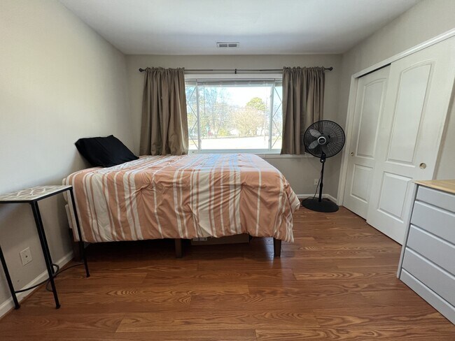 Building Photo - 2233 Paris St