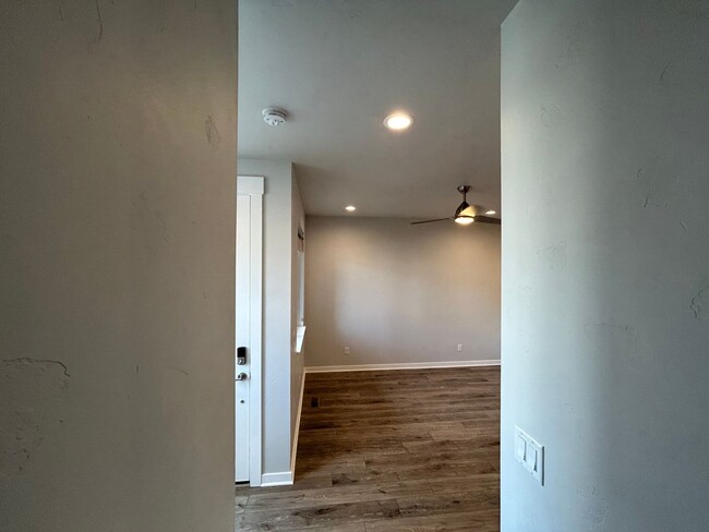 Building Photo - Modern 3 Bed, 2.5 Bath Townhouse for Rent!