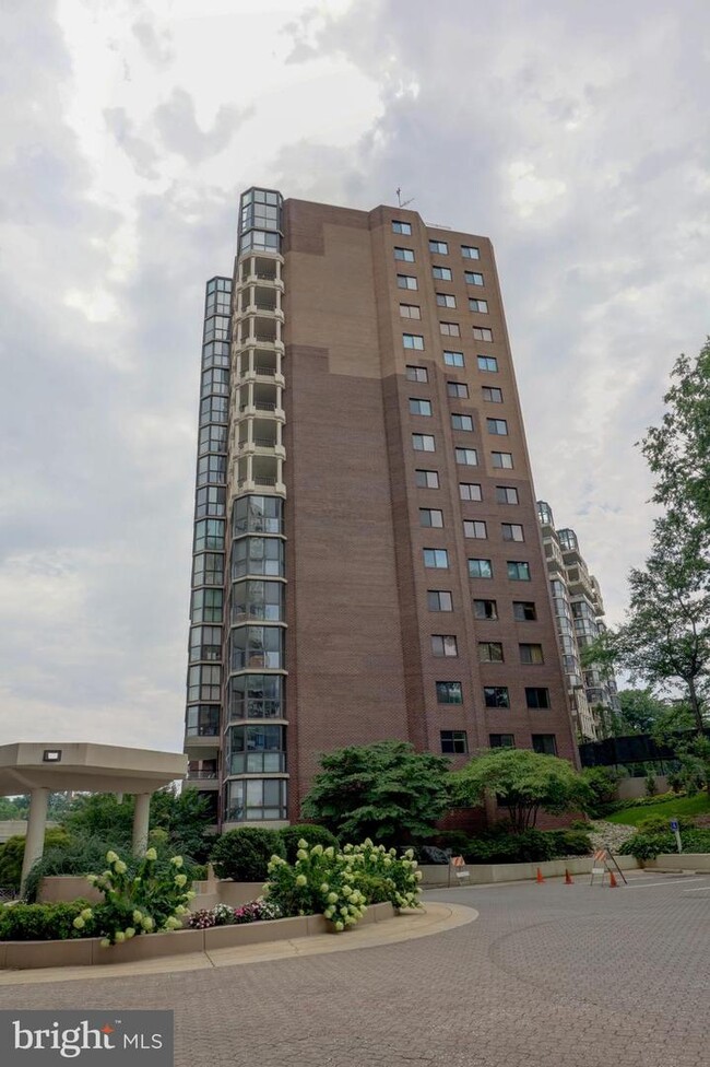 Building Photo - 1600 N Oak St