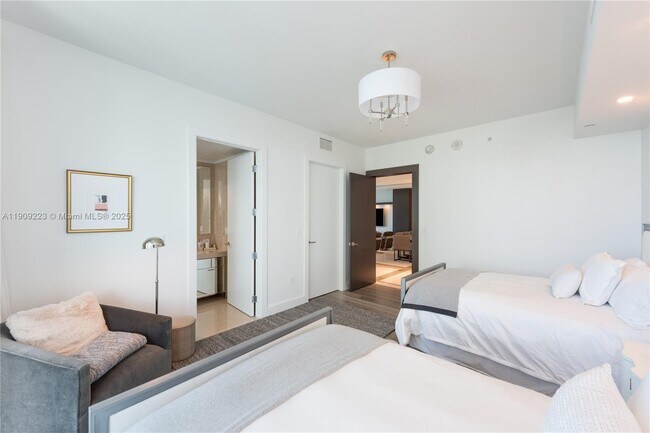 Building Photo - 17475 Collins Ave