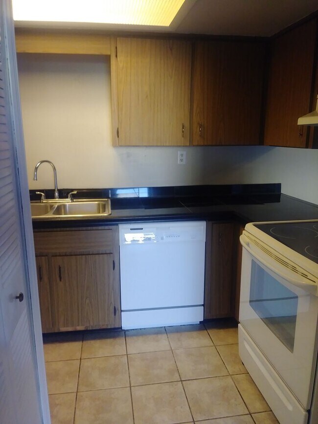 Building Photo - Gated Community 1 Bedroom 1.5 Bath Near Do...