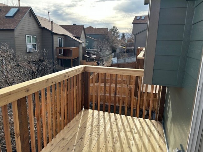 Building Photo - Fully Renovated Townhome in Great Aurora C...