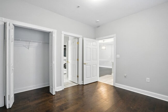 Building Photo - Move-in Ready: 2 Bedroom Condo!