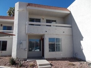 Building Photo - 687 Marina Dr