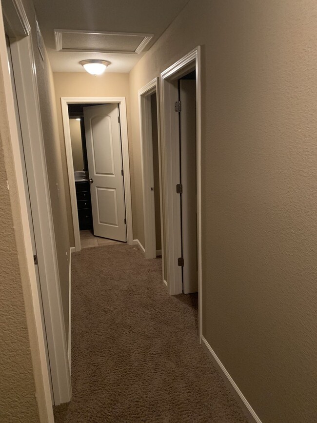 Upstairs hallway - 1948 Glenbridge Rd