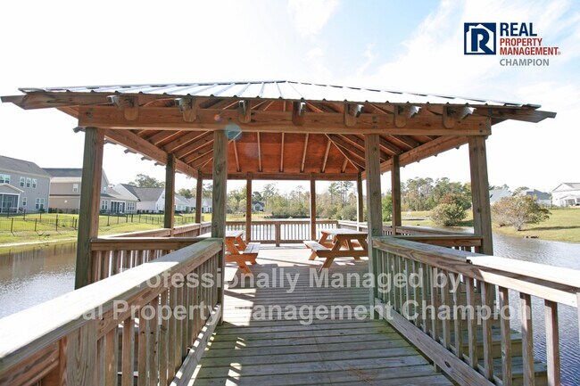 Building Photo - Spacious 4 BD Executive Home Loaded with U...