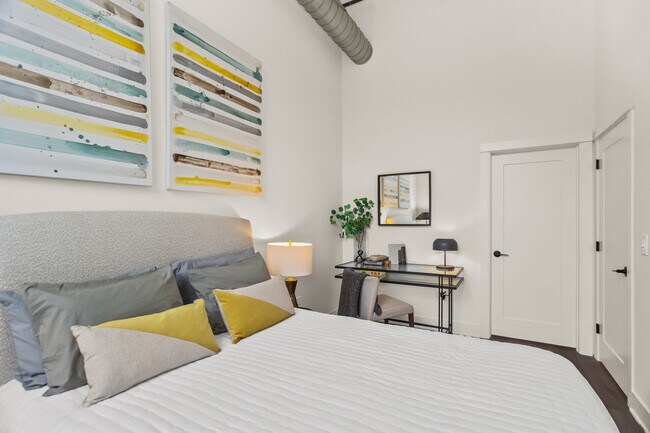 Building Photo - 813 W Evergreen Ave