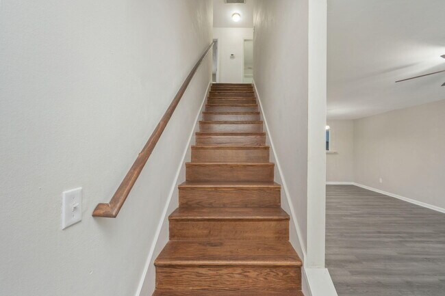 Building Photo - 242 Wainwright Dr